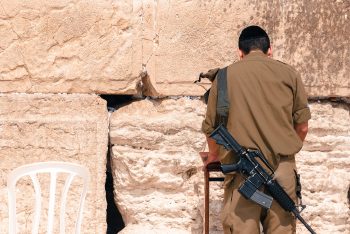 Irán megfenyegette Izraelt, sokkal durvább rakétákkal támadhatják meg őket