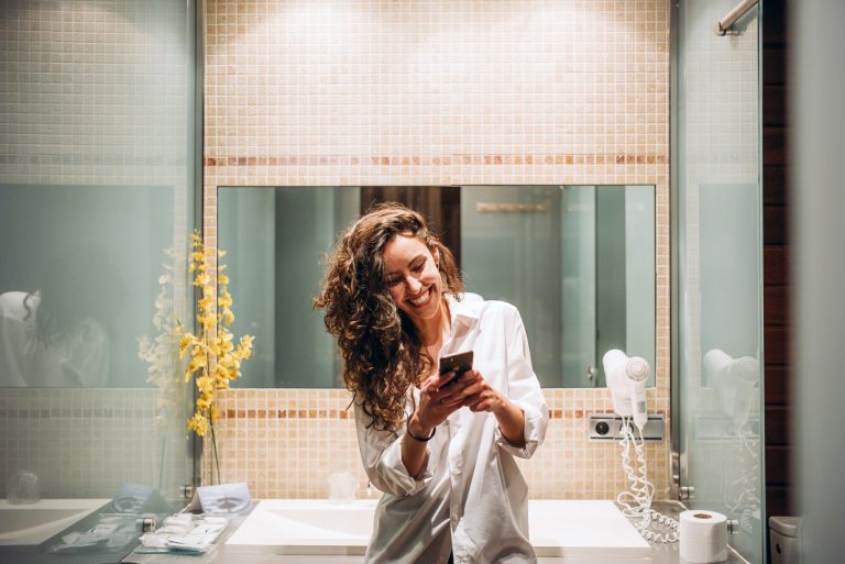 Ez történik az Android vagy az Iphone okostelefonoddal a fürdőben