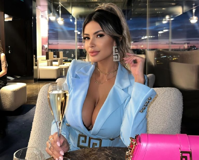 Az ismert modell annyit költött plasztikai műtétekre, hogy elvitték egy külön szobába az okmányirodában