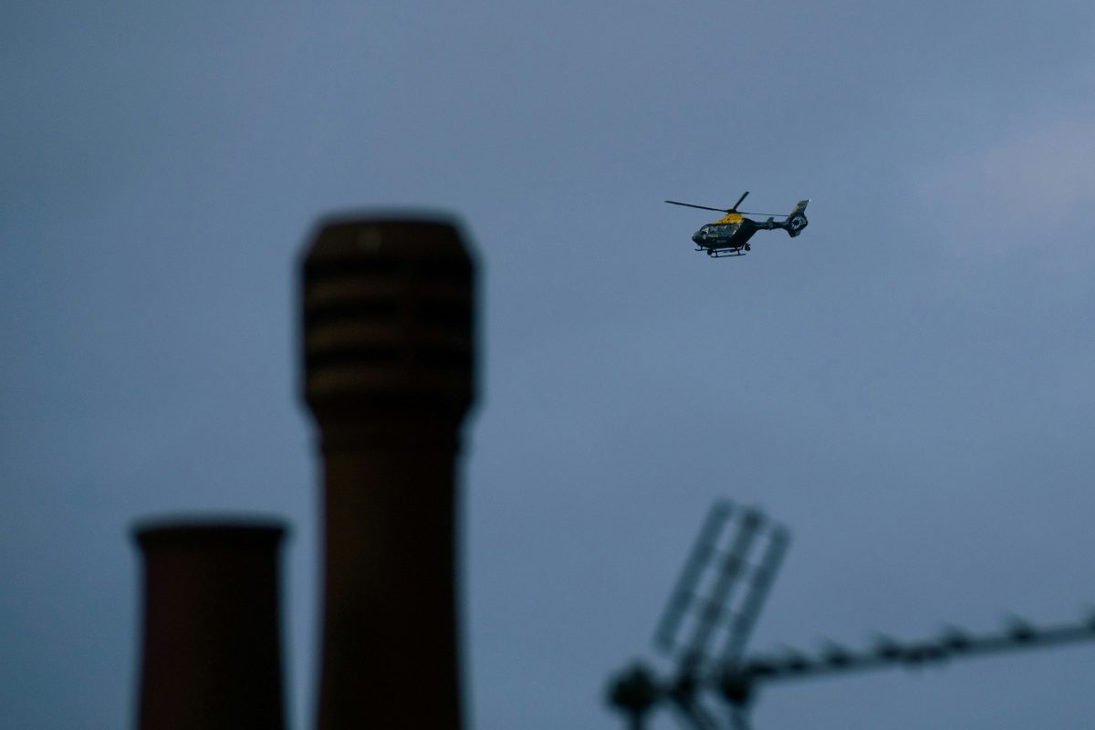 Egy rendőrségi helikopter ijesztően közel repült a földhöz egy motoros üldözése közben (videó)