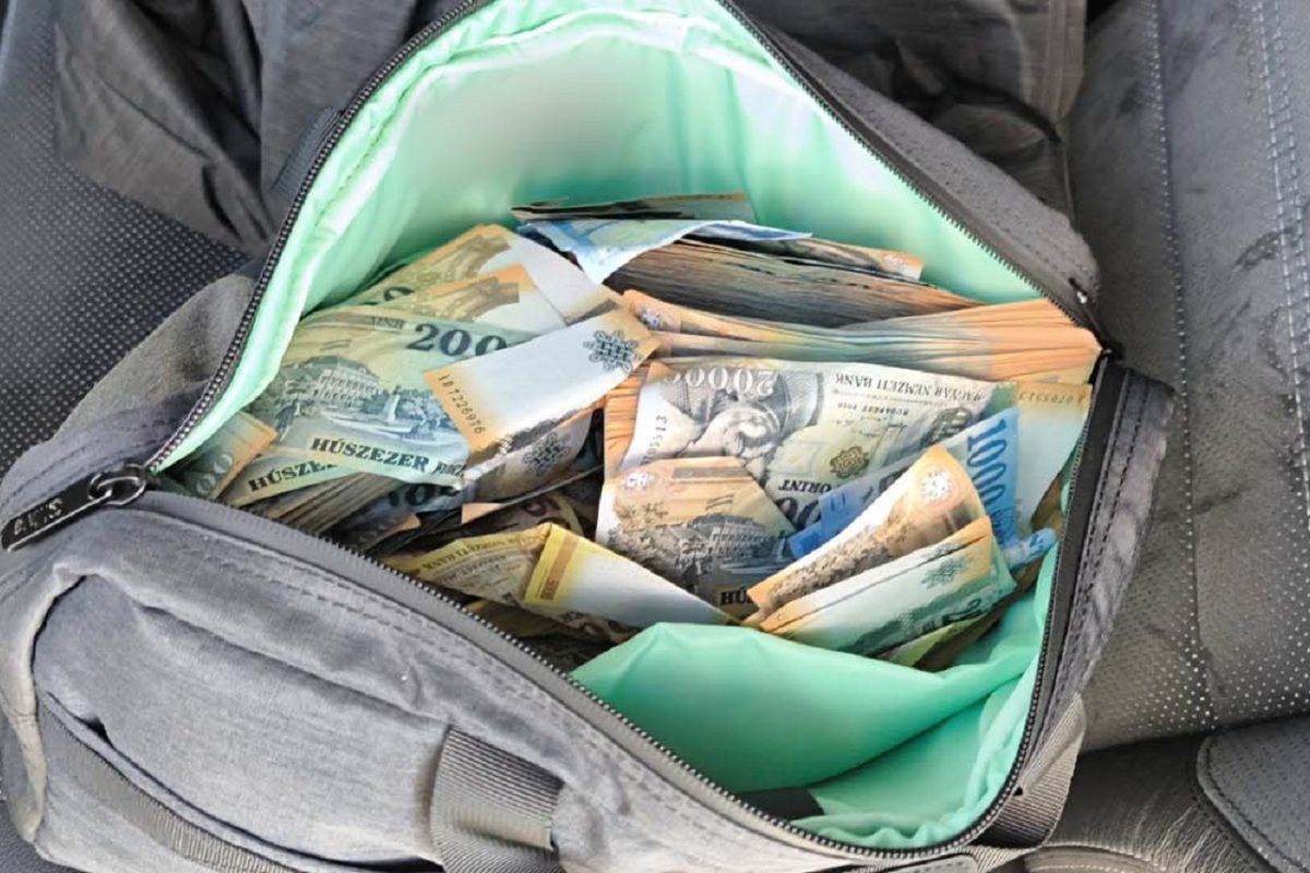 Videón a nagy pénzrablás Zuglóból – 2 perc alatt tízmilliókat raboltak, elektromos rollerrel távoztak