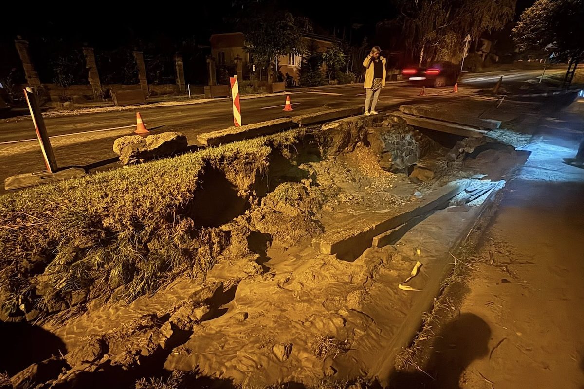 Súlyos károkat okozott a villámárvíz Mogyoródon, beszakadt a főút egy szakasza