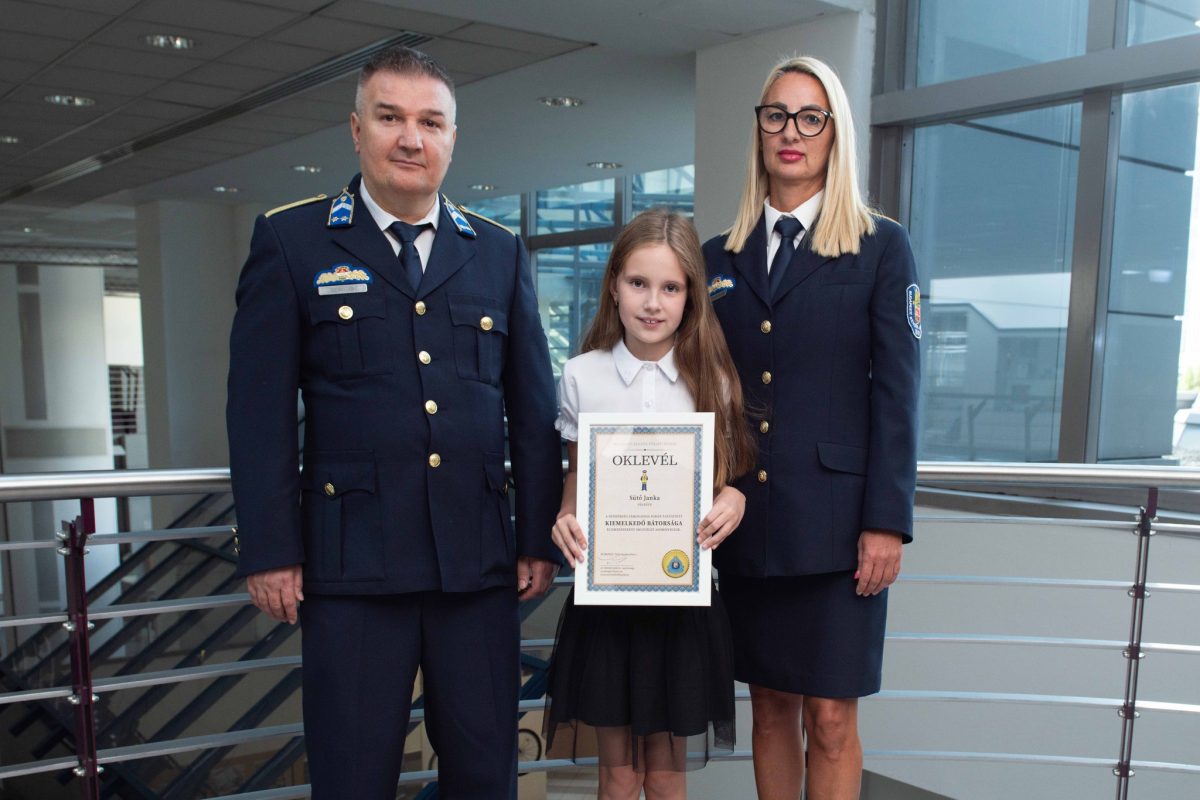 Budapest rendőrfőkapitánya kitüntetett egy 10 éves kislányt, aki rendőr szüleivel buktatta le a tolvajokat