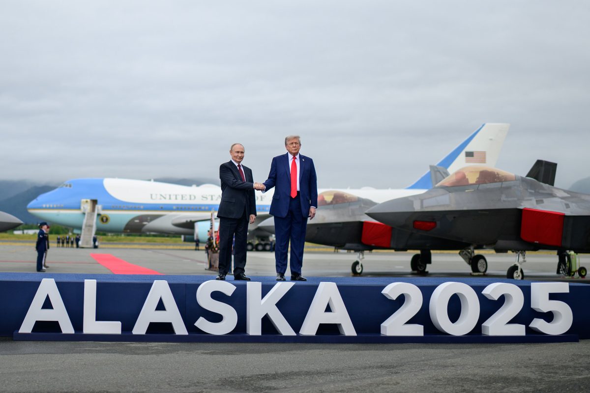 Még csak megközelíteni sem lehet az Air Force One-t, azonnal ment a figyelmeztetés