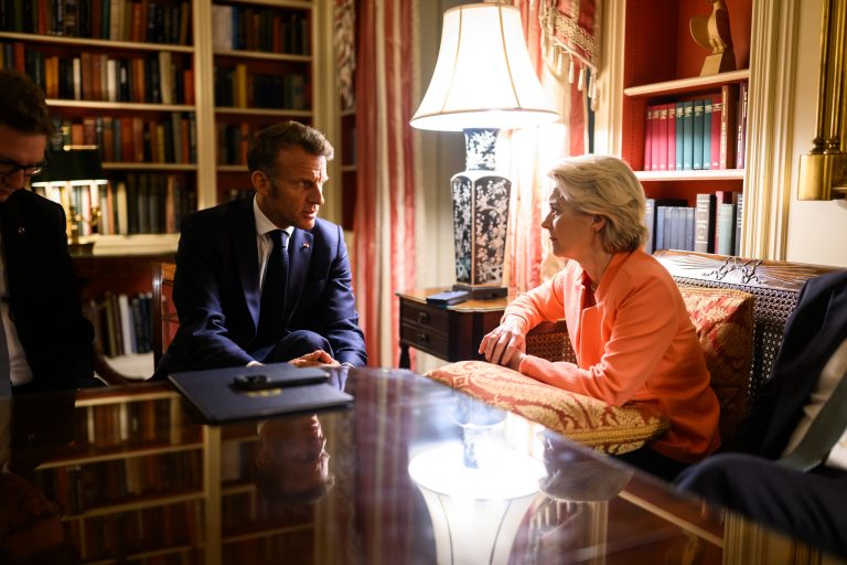 Egészen váratlan dolog történt Ursula von der Leyen repülőgépén – rendkívül súlyosak a vádak