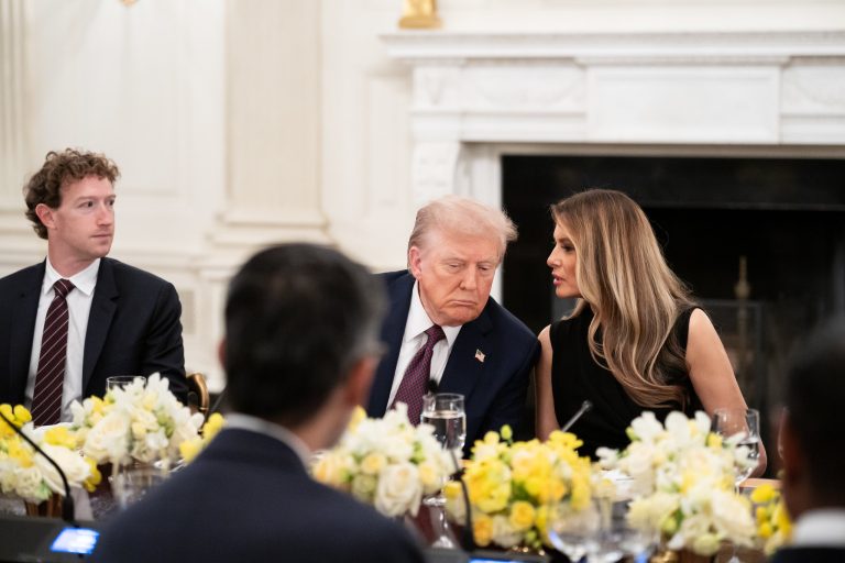 Donald Trump nyilvánosan védte meg az FBI igazgatóját Charlie Kirk halálát követően