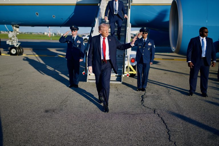 Melania Trump kézfogása takarta el Donald Trump zúzódását