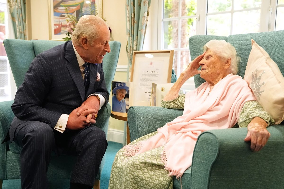 A rekorder nyugdíjas 116 évet várt a királyi találkozásra, de megélte