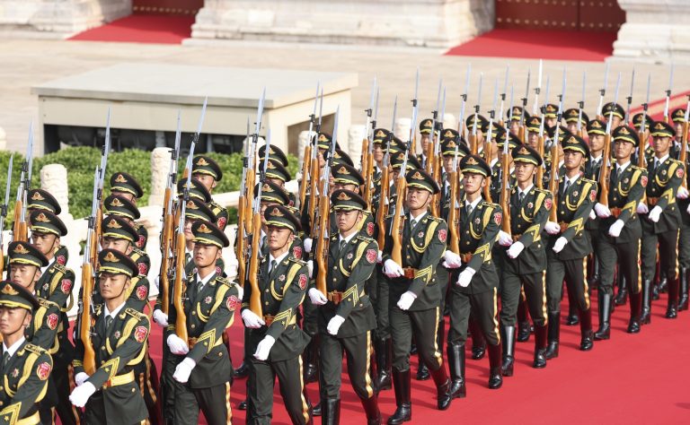 Kínánál tényleg betelt a pohár – vízágyúval támadtak több hajóra