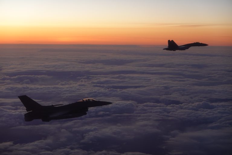 Közeli fotókon az Alaszka felett elfogott idegen Tu-95-ös stratégiai bombázók és vadászgépek