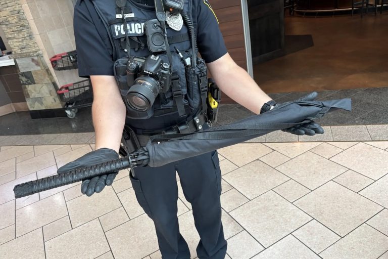 Tévesen fegyvernek hitt esernyő miatt alakult ki pánik egy bevásárlóközpontban