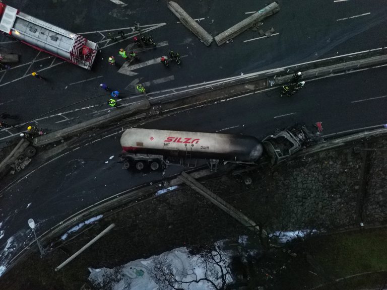 Már 25 áldozata van az autópályán bekövetkezett hatalmas robbanásnak