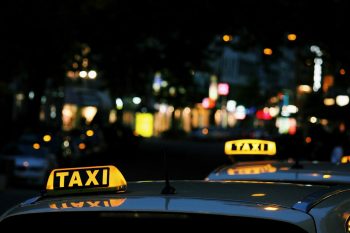Súlyos taxis baleset történt vasárnap hajnalban a Ferihegyi repülőtérre vezető úton