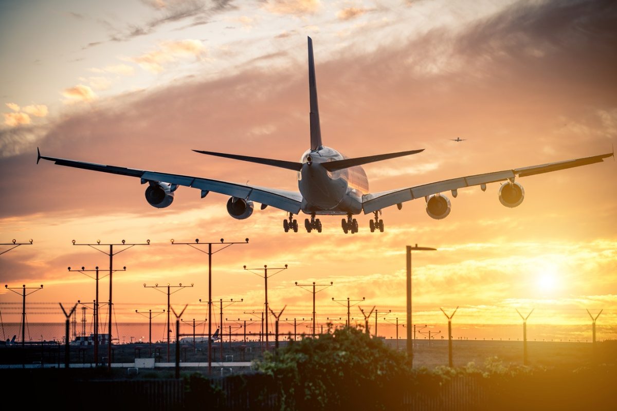 Istenre hivatkozva rabolt el egy nő a repülőtéren egy négyéves kisfiút az anyjától