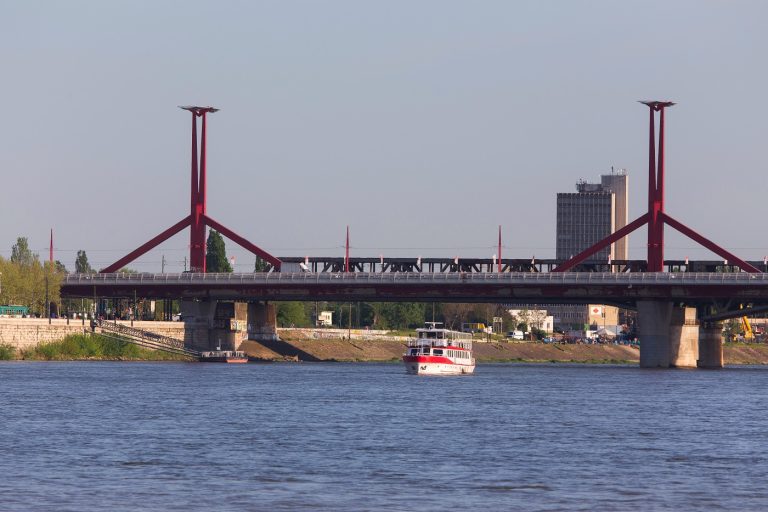 Egymásnak rohant egy autó és egy villamos Budapesten a Rákóczi-hídnál