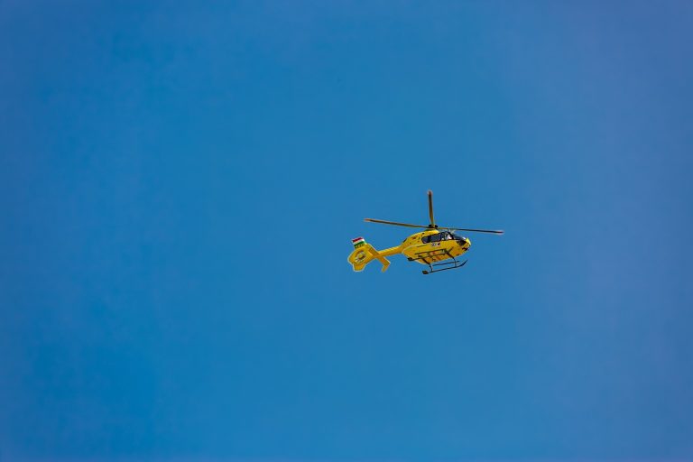 Tragédia történt a Lidl parkolójában – mentőhelikopter is érkezett, de meghalt a vásárló