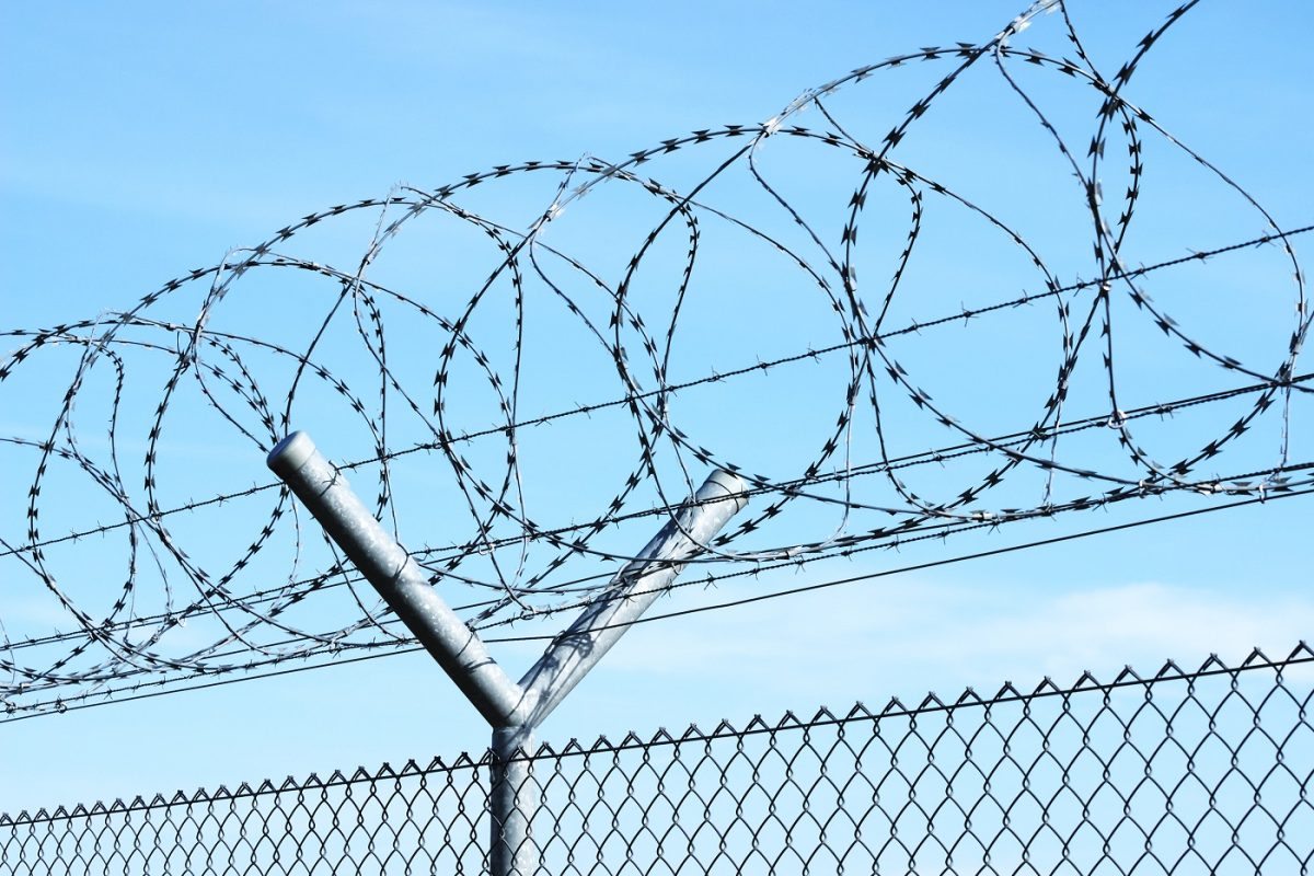Megpróbált leszúrni egy börtönőrt a többszörös életfogytiglanra ítélt erőszaktevő, kapott még egyet