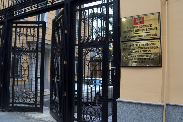 Őrizetbe vették a férfit, aki autójával áttörte az orosz konzulátus kapuját