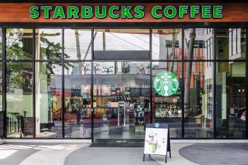 Kiakadtak és pert indítottak a Starbucks dolgozói az új dresszkód miatt