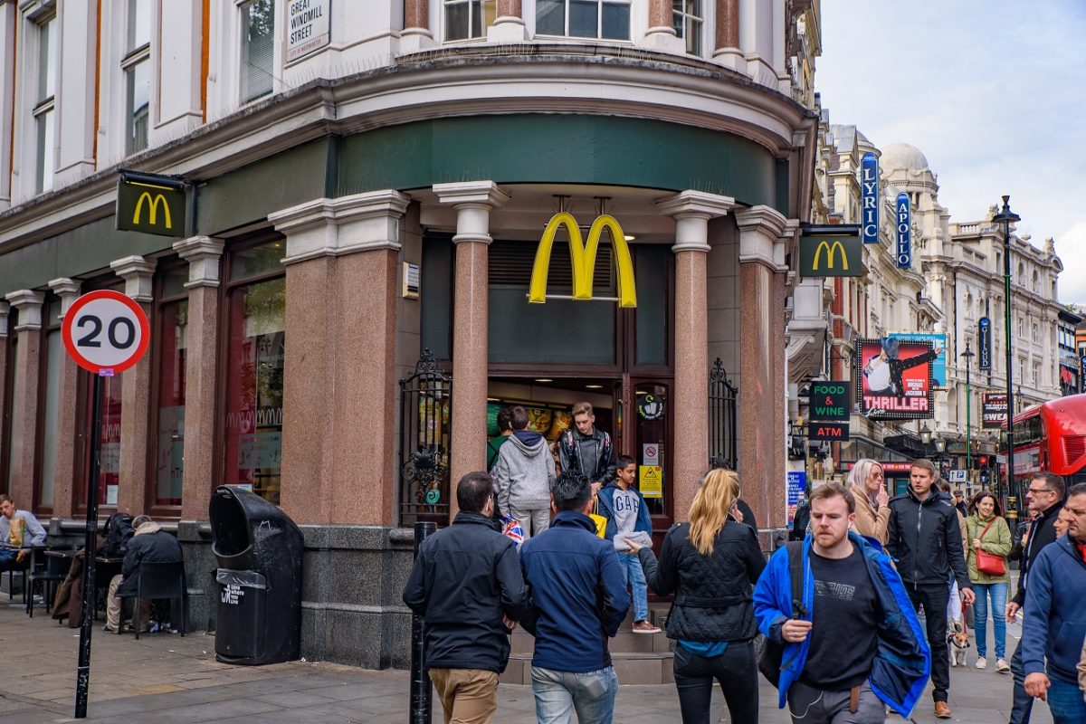 Szabályosan ledöbbent a híres influenszer, mennyivel másabb a brit McDonald’s