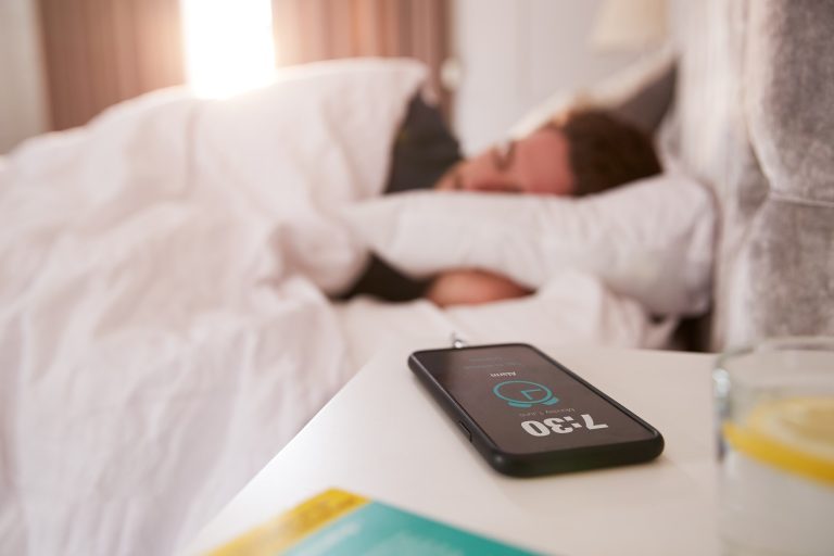 Ha így töltöd az okostelefonodat éjszaka, abból komoly baj is lehet