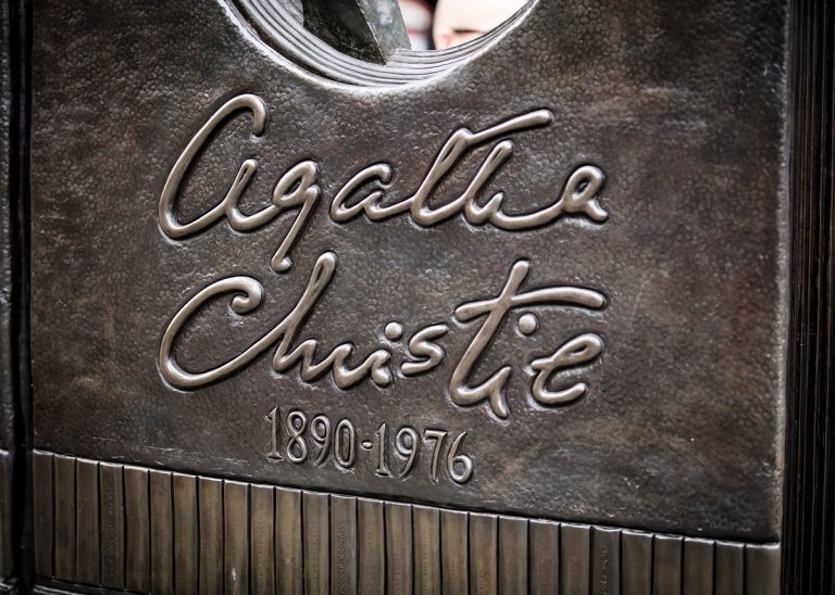 Közeleg a Netflix „Agatha Christie A hét számlap rejtélye” című limitált sorozata