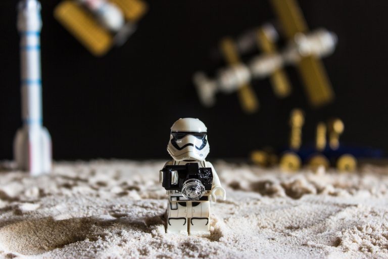 Kalózos vizekre evezhet a Star Wars az új filmjével Ryan Goslinggal