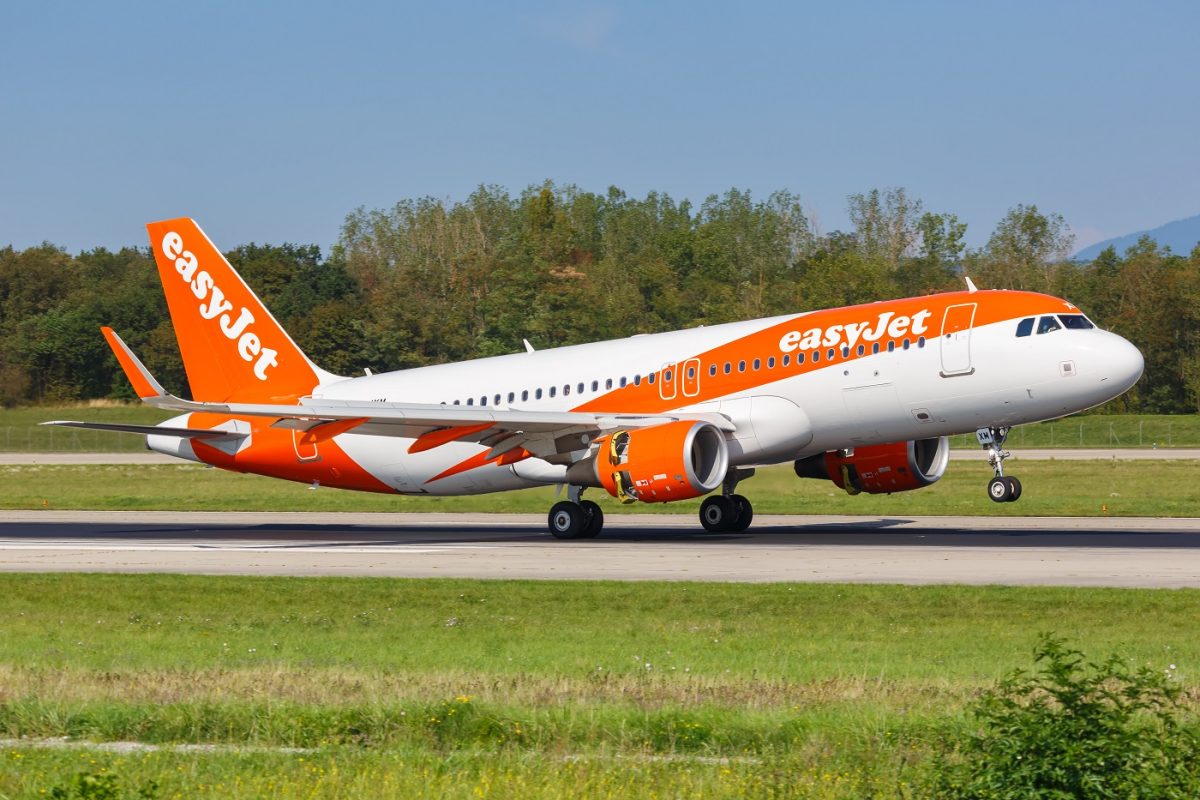 Botrány tört ki az easyJet járatán – nem engedték felszállni a terhes énekesnőt a kisfiával