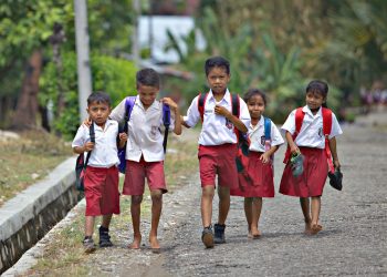 Súlyos iskolaomlás történt Indonéziában – rengeteg diák rekedt a romok alatt