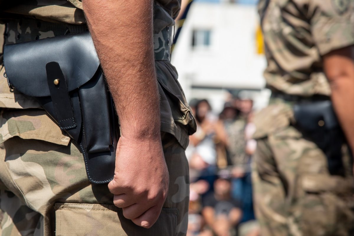 Rendkívüli bejelentés – videón Charlie Kirk gyilkosa, ahogyan lemászik a tetőről a merényletet követően