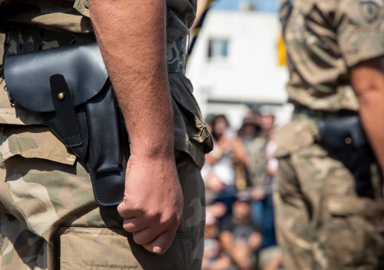 Rendkívüli bejelentés – videón Charlie Kirk gyilkosa, ahogyan lemászik a tetőről a merényletet követően