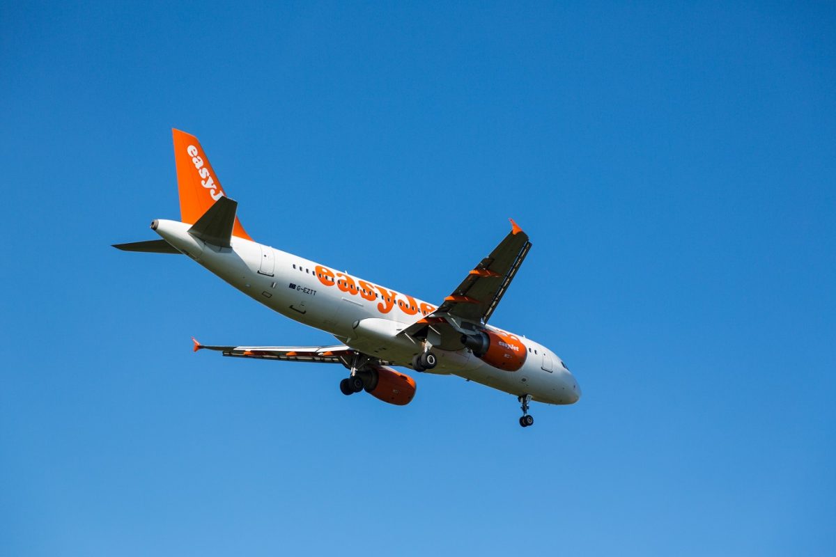 Felszállás előtt nekimentek a nyaraló utasokkal teli EasyJet utasszállítójának, rögtön kiadták a riasztást