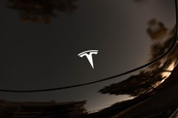 Hacker buktatta le a Teslát – 243 millió dolláros kártérítésre kötelezik céget egy halálos baleset miatt