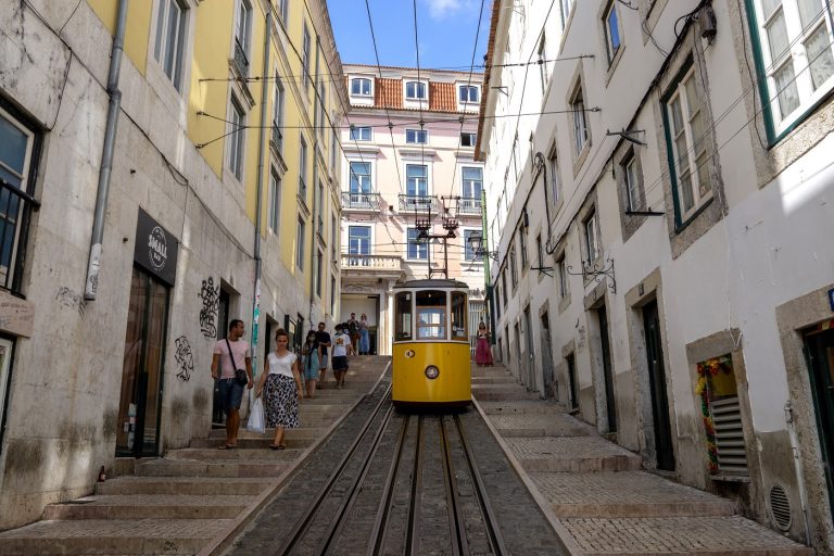 Egyre tragikusabb hírek érkeznek Lisszabonból – 15 főre nőtt a halálos áldozatok száma a Glória sikló-katasztrófa után