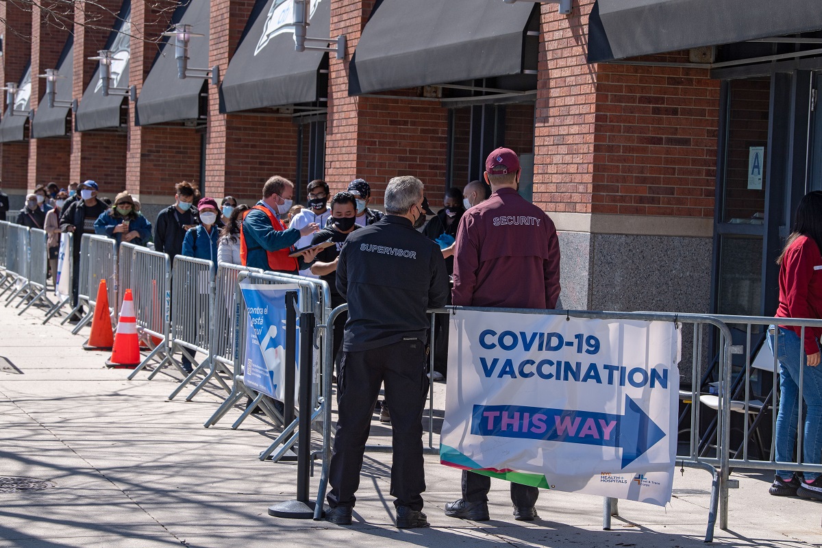 Fordulat az USA-ban – nem ajánlják rutinszerűen a felnőtteknek a Covid-19 elleni oltást