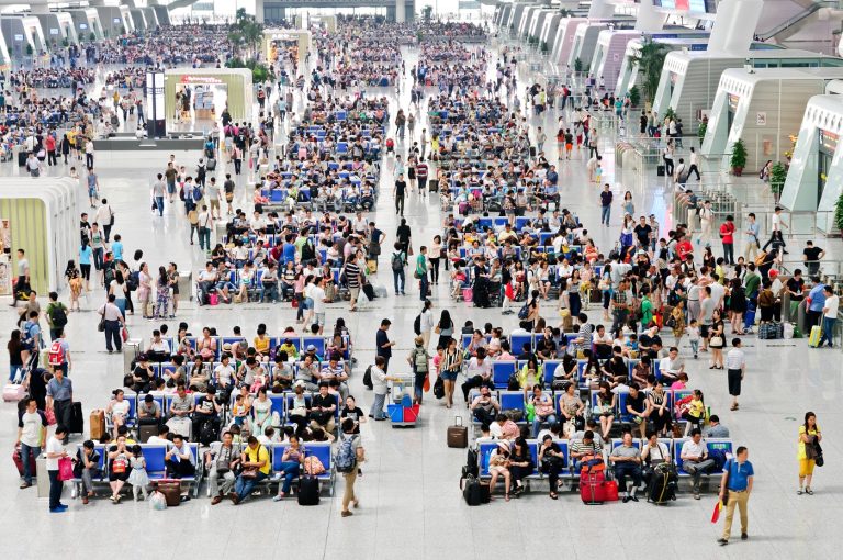 Egy hős ápolónő, aki leharapta saját műkörmeit, hogy életet mentsen a pályaudvaron