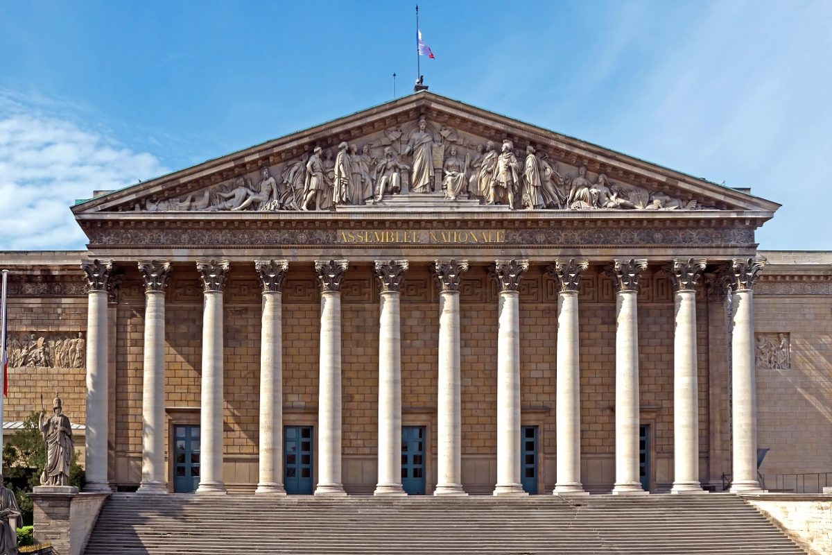 Indul a dominó Franciaországban – történelmi erővel bukott meg a francia miniszterelnök