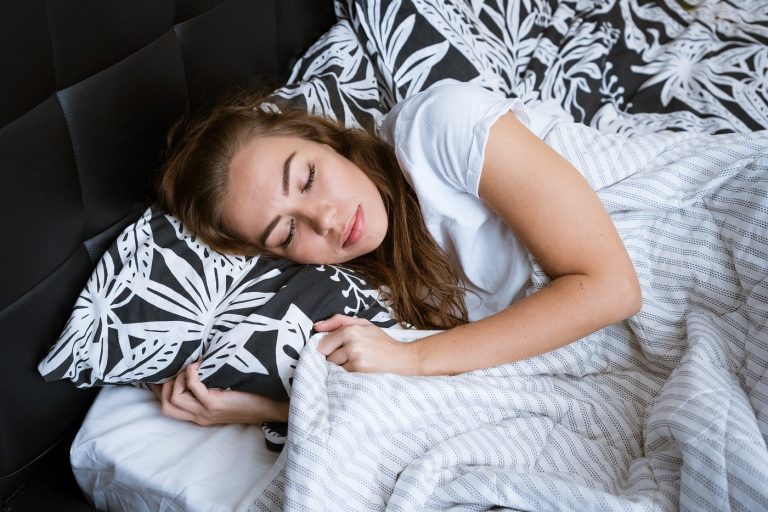 Ezért ne hagyd a telefonod a párnád alatt éjszaka