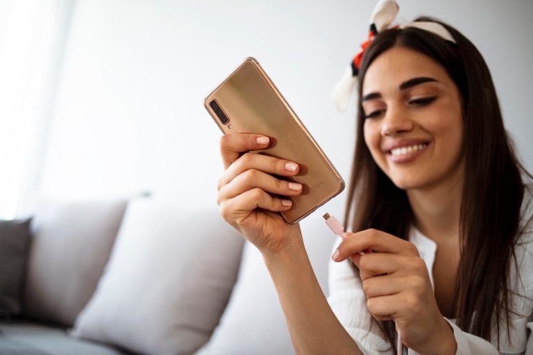 Ezért ne töltsd az okostelefonodat olcsó, nem gyári kábellel