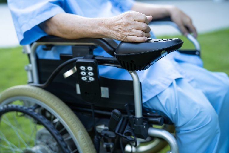 300 millió forintnyi kokaint próbált csempészni egy elektromos kerekesszékes nyugdíjas