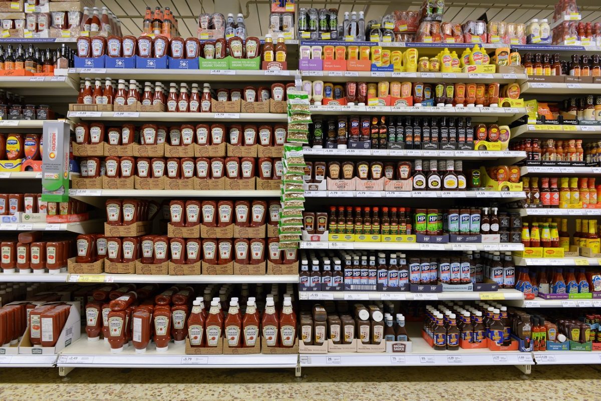 Felháborító eset – maszkos tolvajok loptak egy boltban, a biztonsági őr csak nézte őket