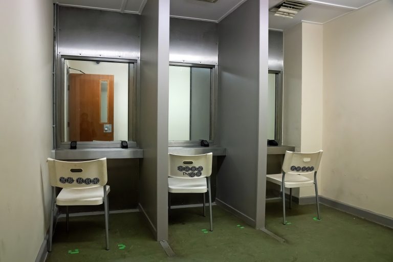 Hírhedt fegyveres bűnöző párját segítette a börtönben egy anya