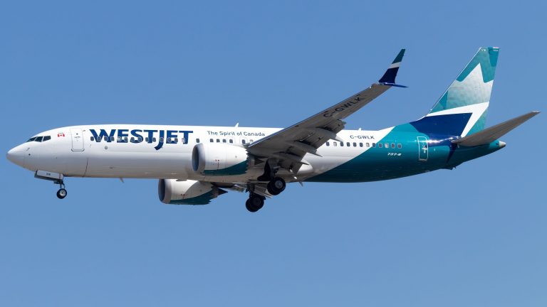 Videón a nagyon kemény reptéri landolás – oldalára billent az utasokkal teli utasszállító