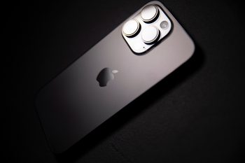 iOS 26 – így tiltható le, hogy mások megváltoztassák az üzenetek hátterét