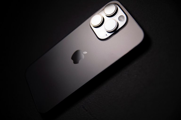 iOS 26 – így tiltható le, hogy mások megváltoztassák az üzenetek hátterét