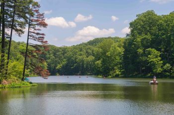 Istenre hivatkozva vízbe fojtotta 4 éves kisfiát egy anya – megtörtént a vádemelés