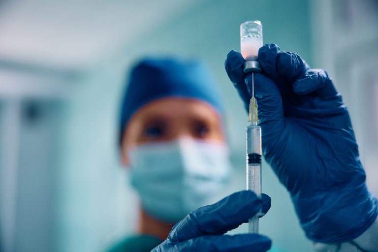 Bíróság elé áll az altatóorvosok réme – 30 beteget mérgezhetett meg, 12-en meghaltak