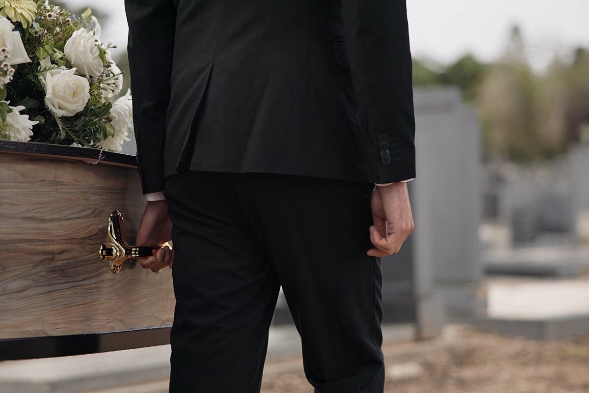 Kettős tragédia egy temetésen – a hétgyermekes apa fia búcsúztatóján kapott szívrohamot, és meghalt