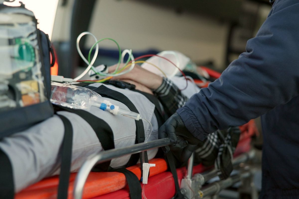 Borzalmas halálos buszbaleset történt egy vasúti átjáróban – kettészakadt a busz az ütközéstől (videó)