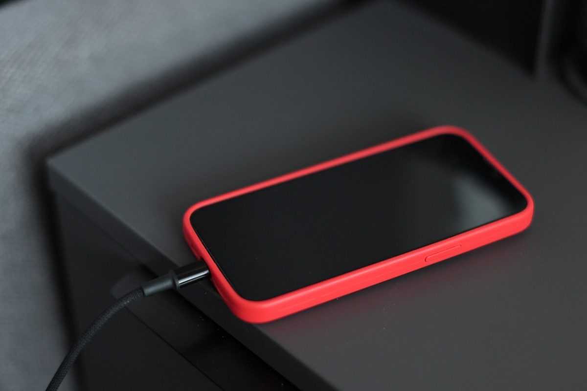 5 szokás, amivel észrevétlenül tönkreteszed a telefonod akkumulátorát